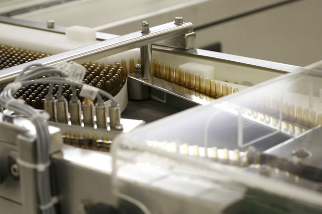 Transfer of ampoules to the conveyor belt between AIM and KLD machines 2